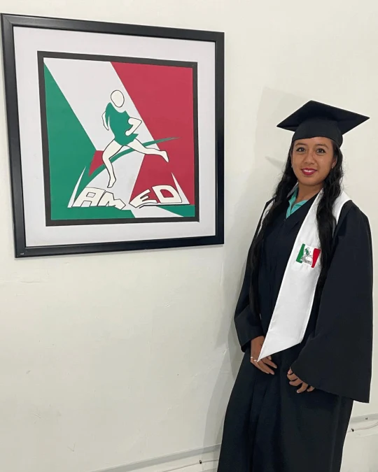 Claudia - graduado EC-AMEDWEB.png