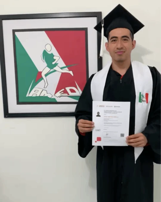 Ismael - graduado EC-AMEDWEB.png